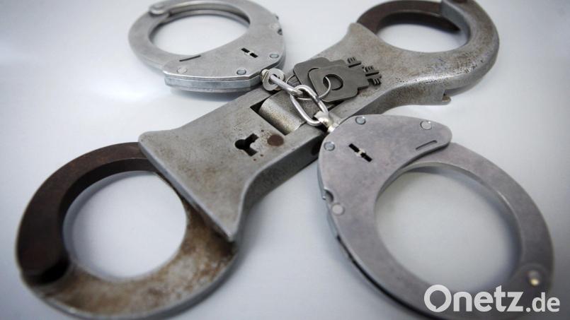 1989 war ein heute 48-Jähriger in einen schweren Raub verwickelt. Jetzt legten ihm Polizisten an der A93 bei Windischeschenbach Handschellen an. Symbolbild: Fredrik von Erichsen/dpa