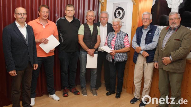 Die Siedlergemeinschaft Tirschenreuth ehrte langjährige Mitglieder. Im Bild: (von links) Peter Kraus, Markus Burger, Andreas Stock, Harald Brader, Peter Gold, Johanna Franz, Hans-Werner Schmid und Otmar Zeitler. Bild: Siedlergemeinschaft Tirschenreuth/exb