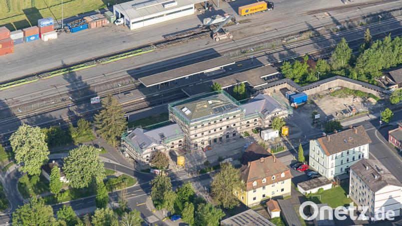 Der Wiesauer Bahnhof ist der größte im Landkreis Tirschenreuth. Das Empfangsgebäude ist seit einigen Jahren im Besitz des Marktes Wiesau, der den Umbau zum repräsentativen Kulturbahnhof gestartet hat. Die Baustelle wird auch von Security-Kräften gesichert, nachdem es einige Fälle von Vandalismus gab. Bild: mür