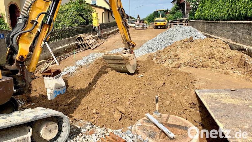 Einen Gehweg auf der einen und einen ordentlichen Abschluss auf der anderen Seite soll die sanierte Straße Am Rumpler künftig aufweisen. Bild: Gabi Schönberger