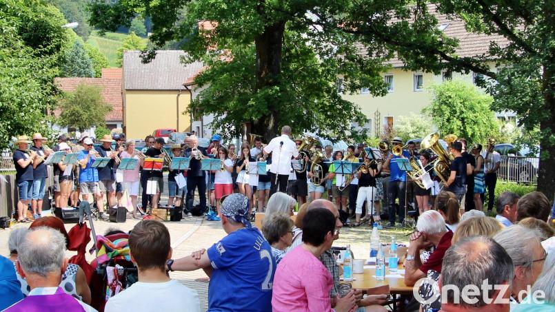 Rund 60 Bläserinnen und Bläser leitete Dirigent Kurt Lehnerer und gestaltete damit einen erfreulichen klangvollen Nachmittag zu Ehren des seit 100 Jahren bestehenden Posaunenchors Kirchenreinbach. Bild: ds