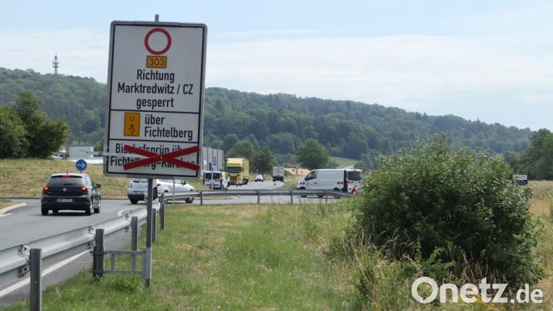Am Stadtrand von Bayreuth weist das Schild auf die Sperrung der B 303 hin und leitet den Verkehr über Fichtelberg nach Marktredwitz. Bild: Udo Bartsch/fph