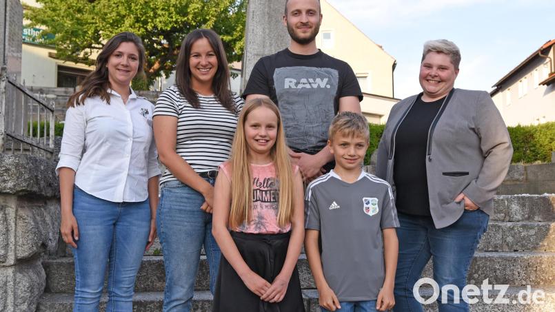 Vorsitzende Bettina Krapfl (rechts) und Präsidentin Lisa Gebert (links) dankten den Prinzenpaaren der Session 2023: Prinzessin Julia I. und Prinz Henrik I. sowie Kinderprinzessin Sophie I. und Kinderprinz Jonas I.. Bild: Gebert