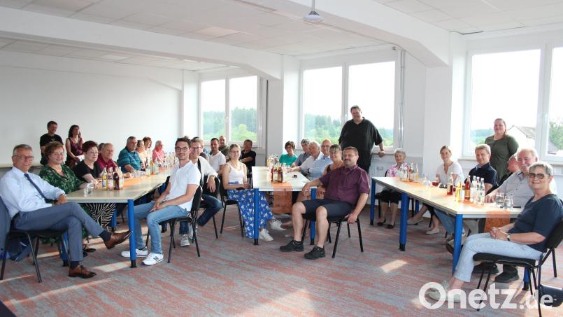 Im Konferenzraum der Firma BioVariance nahm sich Dr. Josef Scheiber (stehend, Bildmitte) ausgiebig Zeit, um seinen Besuchern vom CSU-Ortsverband die Arbeit seiner Firma zu erläutern und die zahlreichen Fragen zu beantworten. Bild: heb