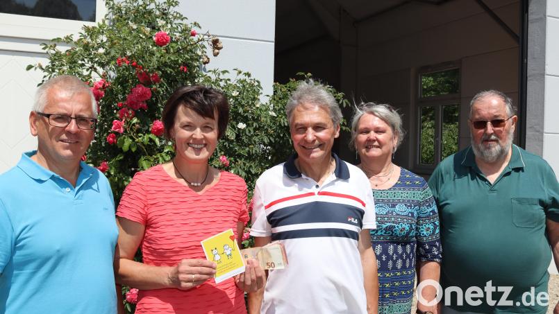Thomas und Angela Sperber (von links) von der Selbsthilfegruppe Krebskranker Kinder Amberg-Sulzbach, Wallfahrtsleiter Josef Weinfurtner sowie Sylvia Schaum und Georg Kotz, die kostenlos Kaffee und Kuchen bereitgestellt hatten. Bild: mrr