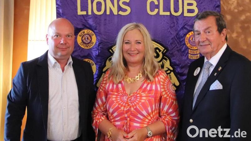 Renate Ahrens (Mitte) ist die erste Präsidentin des Lions Club Schwandorf in dessen 38-jähriger Geschichte. Links ihr Vorgänger Torsten Conrad, rechts Lions-Governor Franz Göhl. Bild: Lions Club Schwandorf/exb