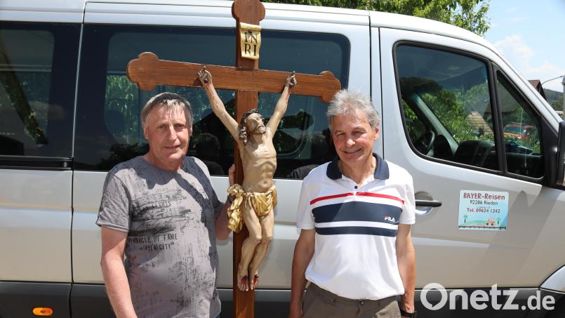 Christian Donhauser (links) wurde im Namen der Pfarrei Rieden von Wallfahrtsleiter Josef Weinfurtner für 40 Jahre Busbegleitung der Wallfahrer geehrt. Bild: mrr