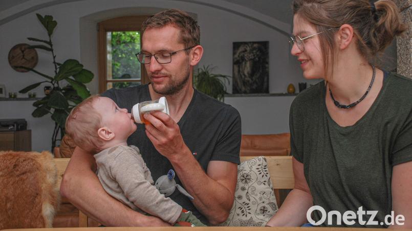 Maximilian lehnt sich entspannt zurück, beginnt an der Flasche zu nuckeln und schaut dabei seinem Papa unverwandt in die Augen. Florian Hör: „Er findet uns halt einfach beide toll!“ Bild: cvl