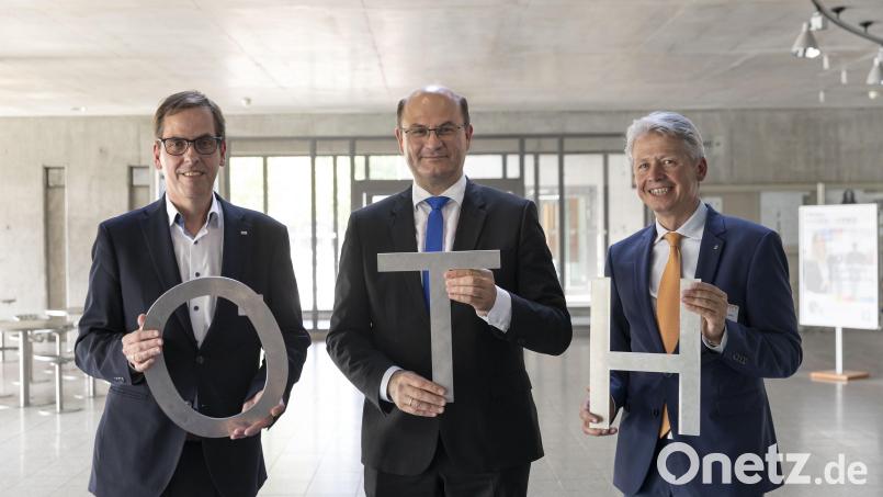 Feiern die OTH: Ralph Schneider, Präsident der OTH Regensburg, Albert Füracker, Finanz- und Heimatminister und Clemens Bulitta, Präsident der OTH Amberg-Weiden. Bild: OTH Regensburg/Florian Hammerich
