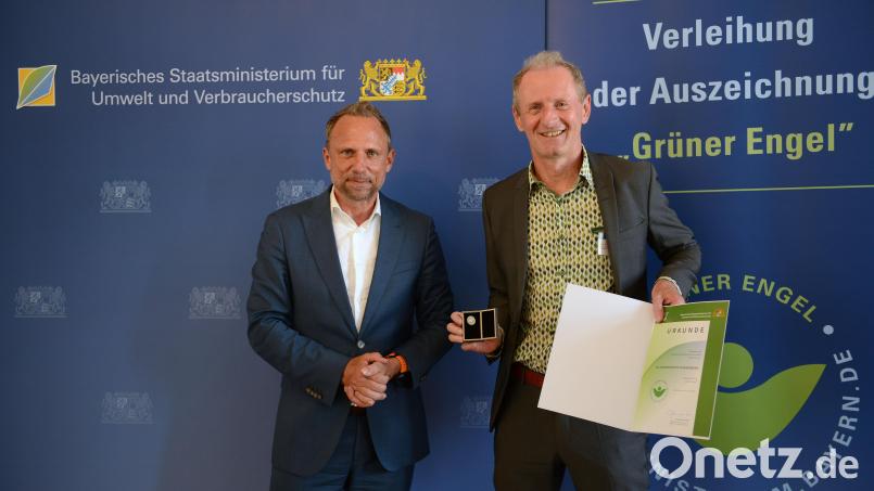 Umweltminister Thorsten Glauber übergibt den &quot;Grünen Engel&quot; an den Leiter der KZ-Gedenkstätte Flossenbürg. Bild: Bayerisches Staatsministerium für Umwelt und Verbraucherschutz/exb