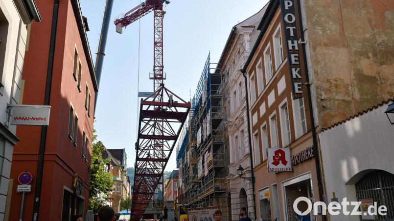 Punktgenau landet der Auslieger des Krans in der Bahnhofstraße. Spätestens Ende des Jahres sollen dort die Drei Höfe fertig sein. Bild: Petra Hartl