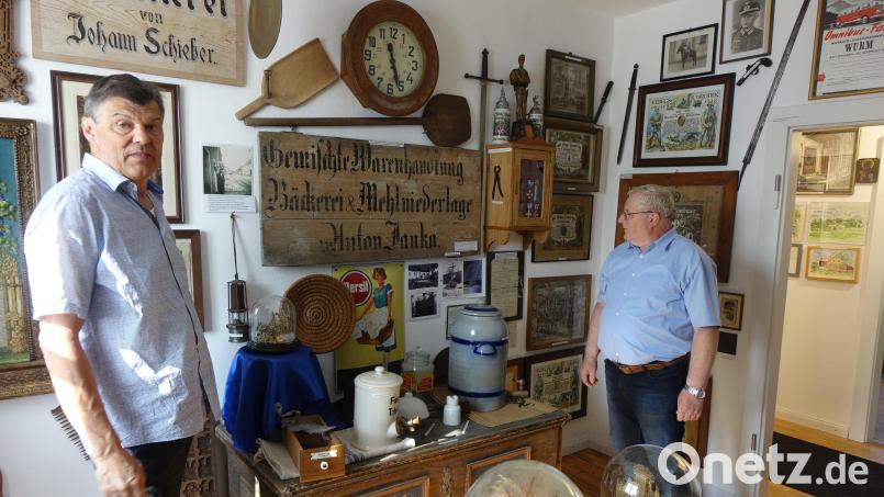 Peter Lampl (links) und Hans Vogl präsentieren die vielen Unikate im neuen Heimatmuseum. Bild: mmj