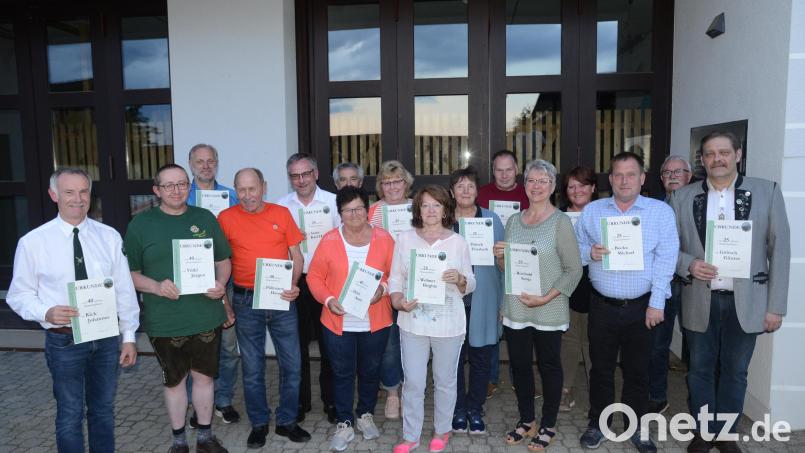 Erster Schützenmeister Johannes Kick ehrte gemeinsam mit Dritter Bürgermeisterin Sonja Reichold (vorne, Dritte von rechts) die langjährigen Mitglieder, zu denen der Erste Schützenmeister und die Dritte Bürgermeisterin auch gehörten. Bild: bey