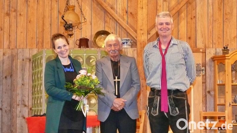 Eva-Maria Eiberger ehrte Günter Seibold (Mitte) für 45 Jahre als Schauspieler und Gründer des Königsteiner Bauerntheaters. Mit ihm freut sich der jetzige Leiter Hans-Jürgen Pirner (rechts). Bild: wku