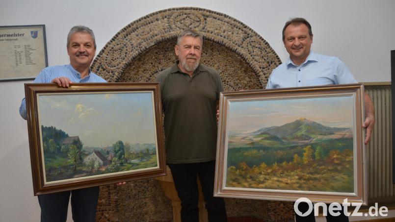 Der gebürtige Oberlinder Albert Uschold (Mitte), der mittlerweile in Bernhardswald beheimatet ist, macht sowohl Leuchtenberg als auch Vohenstrauß eine Schenkung und überlässt beiden Kommunen aus seinem Besitz wertvolle Ölgemälde. Bild: dob