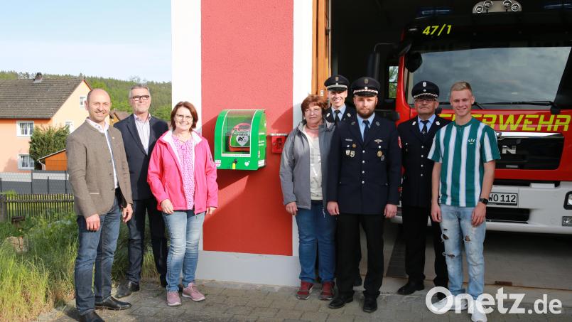 Bürgermeister Hans Ram, Robert Falter (Raiffeisenbank), Petra Frind, Regina Senft, 1. Kommandant Dominik Ernst, 2. Vorsitzender Andreas Donhauser, 1. Vorsitzender Günter Schindler und Louis Über (Vorsitzender Kirwaverein) Bild: egl