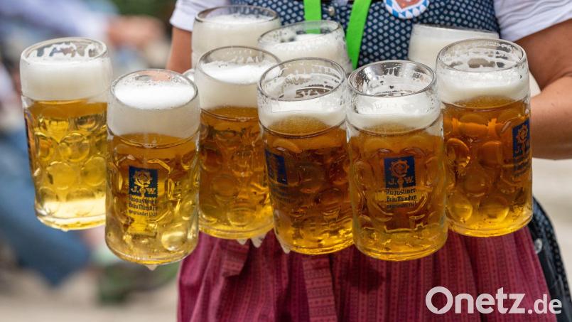 Eine Bedienung trägt acht Maß Bier. Bild: Peter Kneffel/dpa/Symbolbild