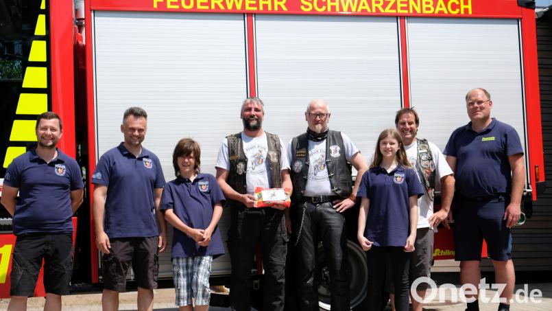 Vorsitzender Markus Pöllath, Vorsitzender Andreas Kick, Lars Biersack (Jugendfeuerwehr), Alexander Sommer (MF Black Creek), Markus Klier (MF Black Creek), Lena Klier (Jugendfeuerwehr), Gerald Biersack (MF Black Creek), Thorsten Hallmann (Bürgermeister) bei der Übergabe (von links) Bild: Feuerwehr Schwarzenbach/exb