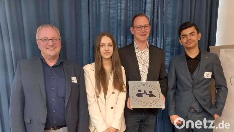 Bei der Übergabe (von links): Rektor Udo Leitz, Schülersprecherin Anastasia Gerlach, Initiator Christoph Hollweck, Rus Firas, 3. Schülersprecher. Bild: Alexandra Ochs, Landeszentrale für politische Bildung/exb