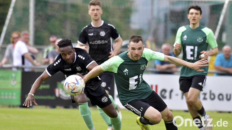 Beim Trainingsauftakt der DJK Gebenbach ist Kevin Amaizo (links) nicht mehr dabei. Der 32-jährige Mittelfeldspieler verlässt den Verein mit unbekanntem Ziel. Archivbild: Hubert Ziegler