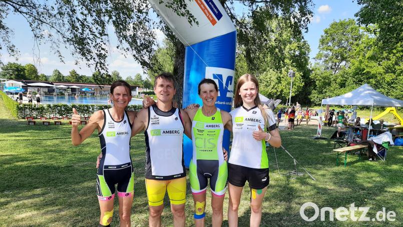 Daumen hoch bei Silke Fersch, Stefan Pohlers, Gabi Keck und Franziska Keck (von links). Sie waren bei den deutschen Meisterschaften im Biathle und Triathle erfolgreich. Bild: sil