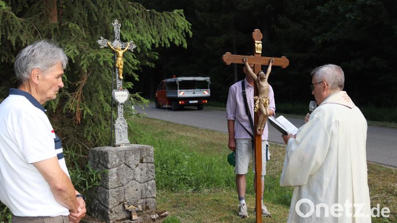 Pfarrer Slawomir Niemczewski weiht das neu restaurierte &quot;Zinkn-Marterl&quot;. Die Wallfahrer aus Rieden machten auf dem Weg zum Habsberg mit Wallfahrtsleiter Josef Weinfurtner (links) Halt beim Wegekreuz. Bild: mrr