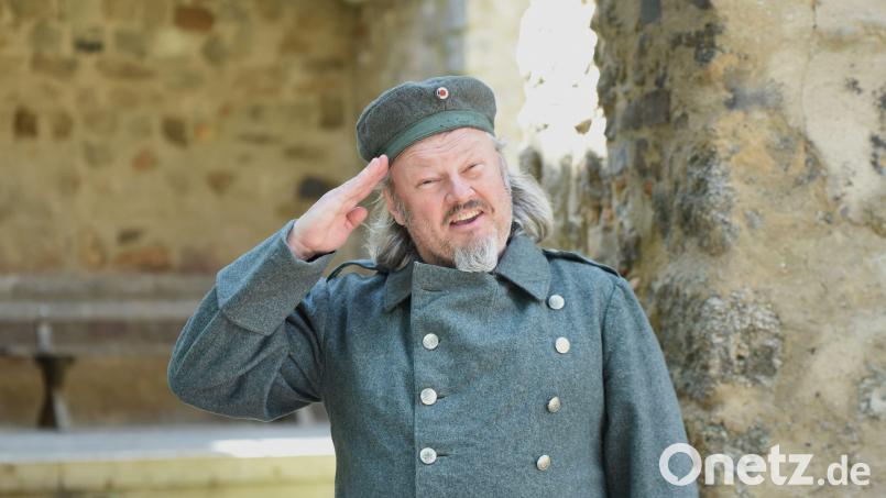 Von einer Paraderolle zu sprechen, wäre noch zu früh. Schlüpft doch Jens Ulrich Seffen erst heute Abend bei der LTO-Premiere erstmals in die Rolle des „braven Soldaten Schwejk“. Doch Uniform und Charakter der Rolle passen prächtig, wie der vor allem aus TV-Serien bekannte Schauspieler erzählt. Bild: Tobias Schwarzmeier