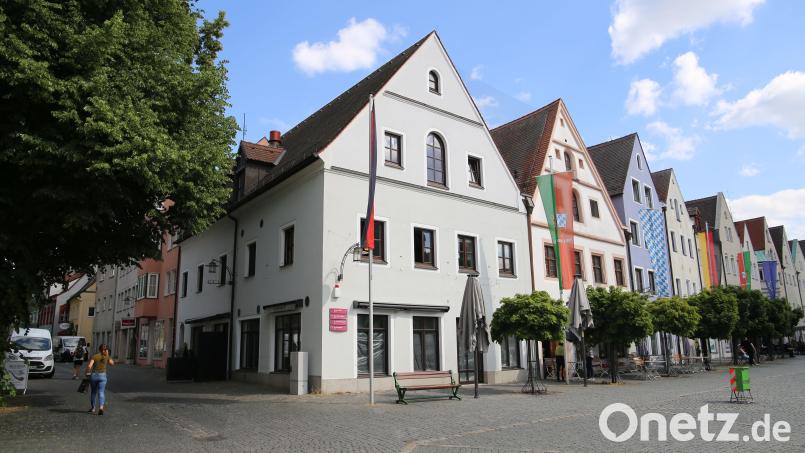 Wer in die Schulgasse geht, kann sehen, dass sich im Kaufmann-Haus an der Ecke wieder was rührt. Ende kommender Woche soll dort ein neuer Gastrobetrieb einziehen. Bild: Laura Fröhler