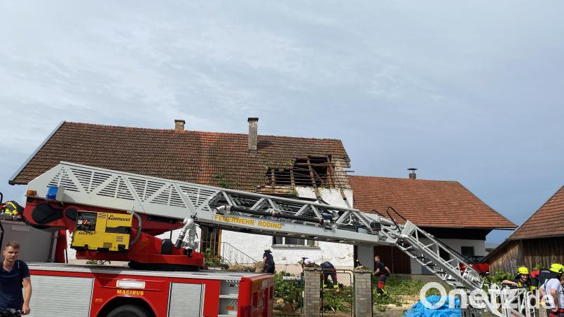 Ein kurzes, aber starkes Unwetter hat Schäden im Landkreis Cham hinterlassen. Bild: Feuerwehr Landkreis Cham