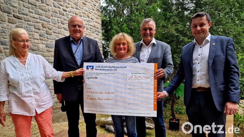 Kindergartenleiterin Claudia Romeis (Mitte) nimmt den Spendenscheck des Vereinskartells Weiden-West entgegen, mit dabei Luise Amschl (von links), Lothar Höher, Hans-Jürgen Gmeiner und Stephan Gollwitzer. Bild: R. Kreuzer