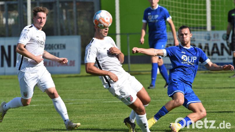 David Bezdicka (rechts) bleibt der SpVgg SV Weiden für zwei weitere Spielzeiten erhalten. Der tschechische Offensivspieler unterschieb wie sein Landsmann Martin Ruda einen Zweijahresvertrag. Archivbild: G. Büttner