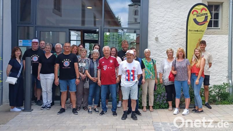 Die Gruppe der FC-Bayern-Fans vor der Führung durchs Resl-Museum. Vorne links Präsident Raimund Stock (Sechster von links), links daneben Barbara Wenisch (Vierte von links). Bild: Alois Hümmer/exb