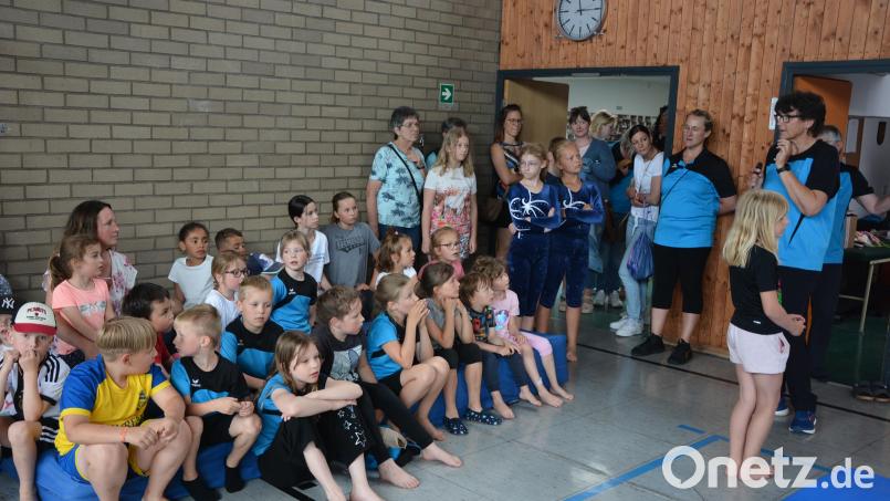 Oberturnwartin Ute Habedank (rechts) leitete die sportlichen Wettkämpfe der Kinder des TSV Pechbrunn-Groschlattengrün in der Schulturnhalle. Bild: jr