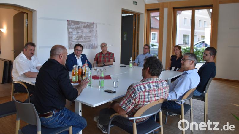 Bürgermeister Reinhard Kreuzer (links) und die Freien Wähler suchten das Gespräch mit MdL Tobias Gotthardt (Zweiter von links). Bild: Stadt Schönsee/exb
