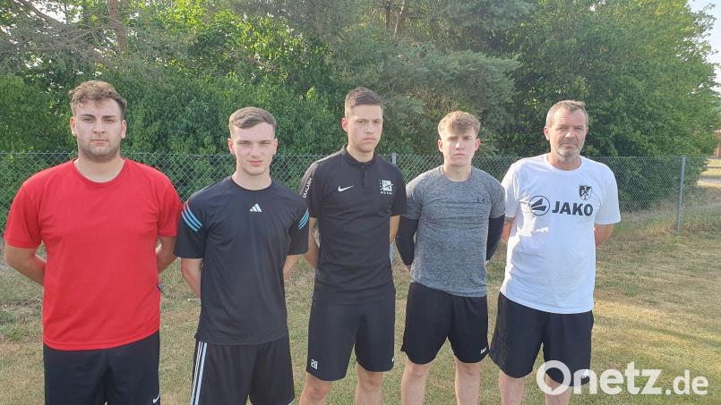 Einige der Neuen in Schwarzenfeld: (von links) Nico Heibl, Mario Nitsch, Robin Lache, Adam Krumrein und Trainer Uwe Stadlmann. Es fehlen Niko Plep, Leonid Scheffer und Apostolos Ristanis. Bild: mr