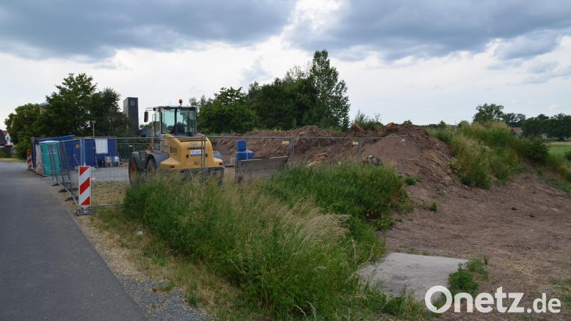 Auf diesem derzeit als Firmenbaulager genutzten Grundstück direkt neben der Grüngutsammelstelle baut die Bioenergie GmbH eine Bauhofhalle und dahinter das Heizkraftwerk zur Nahwärmeversorgung. Bild: ak