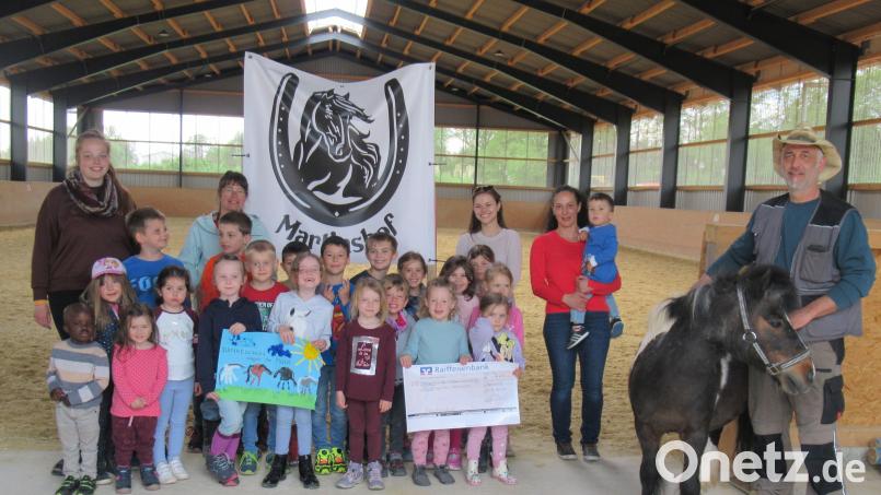 Die Tigergruppe der Kemnather Kindertagesstätte war auf dem Martinshof zu Besuch und nahm von dort auch eine Spende mit. Bild: Martin Busch/exb