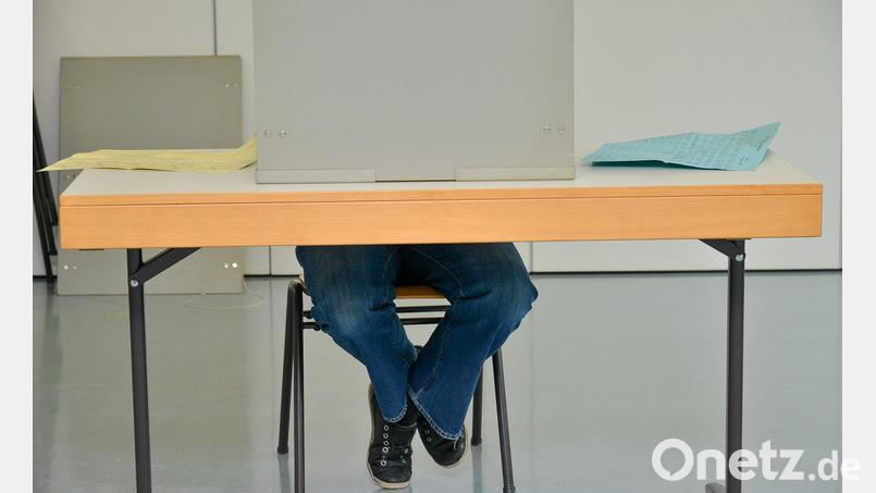 So hätte die Wahlhandlung aussehen müssen, damit die Abstimmung gültig gewesen wäre: Jeder Gemeinderat benutzt beim Ausfüllen seines Stimmzettels die Wahlkabine. Archivbild: Petra Hartl