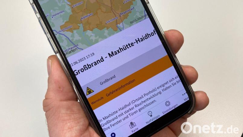 Um 17.19 Uhr lösten Warn-Apps wie "Nina" Alarm für einen weiten Umkreis um den Brandort nahe Ponholz (Stadt Maxhütte-Haidhof) aus. Bild: Tietz