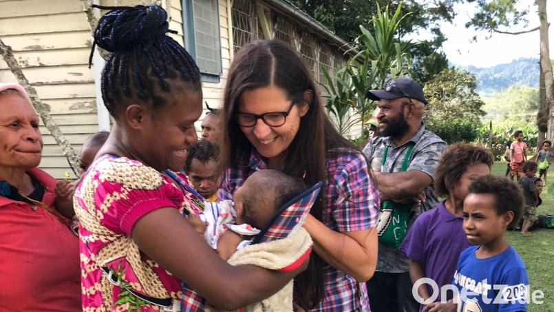 Gäste werden auf Papua-Neuguinea mit schier überbordender Herzlichkeit begrüßt, und die Menschen bringen dazu auch ihre jüngsten Sprösslinge mit. Bild: Gerda Stollner/exb