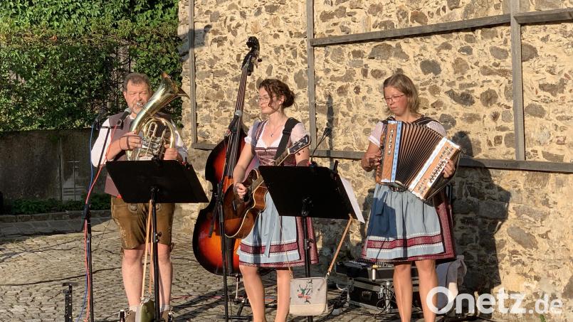 Auftakt mit den "Z`s": Das Trio sorgte für gute Musik und gute Laune. Bild: Stadt Schönsee/exb