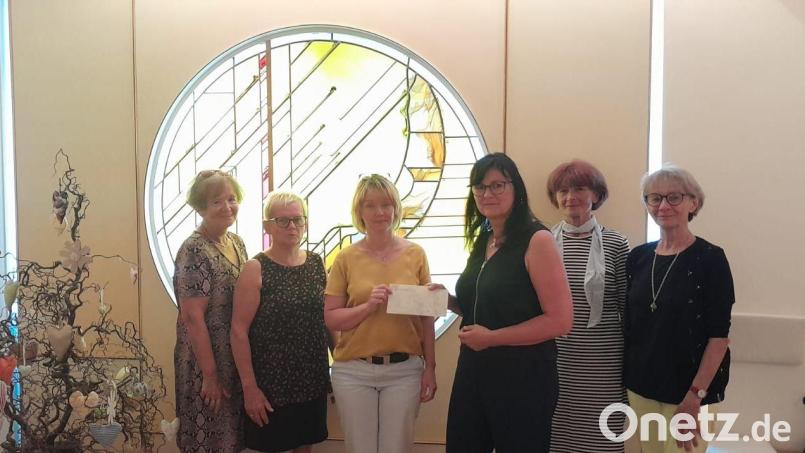 Elfriede Fleck, Edeltraud Sperber, Susanne Wagner, Karin Heining-Weidner, Elisabeth Schupfner, Annemarie Beer (von links) bei der Spendenübergabe. Bild: A. Storch/exb