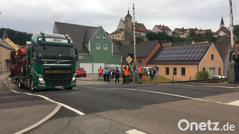 Der Behutsamkeit des Testfahrers ist es geschuldet, dass der Tieflader unbeschadet über den Bahnübergang in Nabburg kommt. Bild: ihl