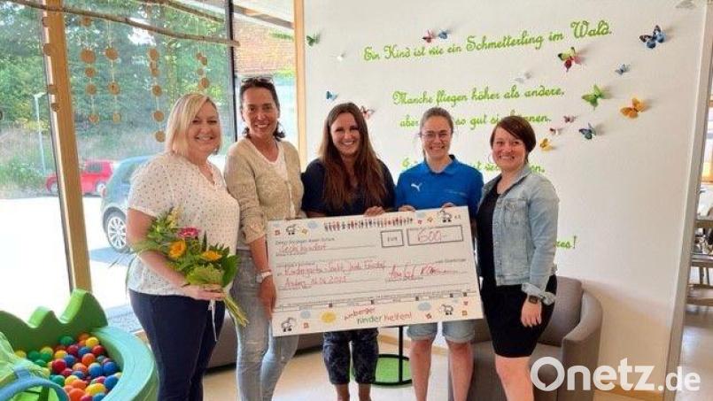 Bei der Spendenübergabe (von link): Julia Graml von der Kita, Vorsitzende Anne Wagner, die Beisitzerinnen Stefanie Seger und Sandra Drechsler (alle Amberger Kinder helfen) sowie Kita -Leiterin Manuela Mayer. Bild: Kerstin Bethke/exb