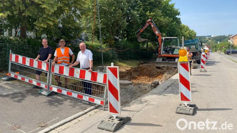 Bauamtsmitarbeiter Stefan Schiedermeier, Günter Birner und Bürgermeister Roland Strehl (von links) freuen sich über den Baufortschritt an der Bushaltestelle vor dem AWO-Seniorenheim. Bild: Anja Jäger/exb
