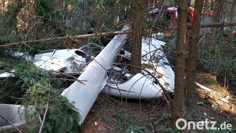 Mitten im Wald, zwischen Wondreb und Ottengrün, war der Motorsegler von Andreas Roß abgestürzt. Das einmotorige Flugzeug war komplett zerstört. Der Hobbypilot hatte sich mit seinem Fallschirm retten können. Archivbild: Roland Wellenhoefer