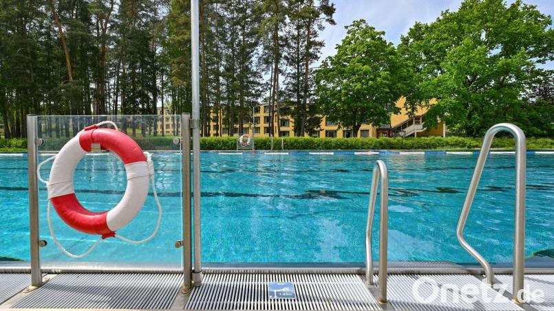 Drei Jugendliche haben den Vierjährigen aus einem Schwimmbecken gerettet. Symbolbild: Patrick Pleul/dpa