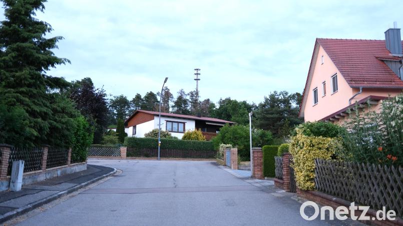 Im Schwarzenfelder Ortsteil Traunricht steht inzwischen der BOS-Mast (Mitte) zur Versorgung der Blaulicht-Organisationen. Der Standort am Kulchberg würde sich auch sehr gut für eine Mobilfunkanlage eignen. Bild: Hirsch