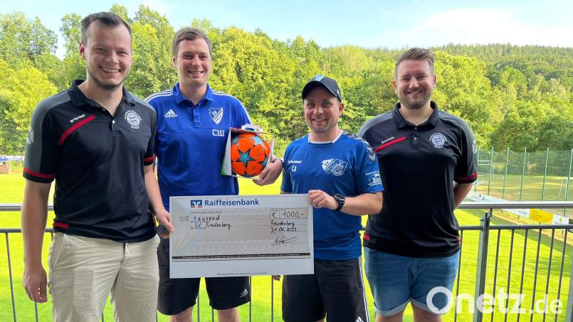 Über 1000 Euro darf sich die Jugendabteilung des SV Freudenberg freuen (von links): Max Lobensteiner, Christoph Walter, Christian Algeier und Patrick Fellner. Bild: gri