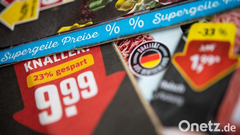 Durch den Verzicht auf Werbeprospekte spart Rewe nach eigenen Angaben jährlich mehr als 73.000 Tonnen Papier und 70.000 Tonnen CO2 ein. Bild: Sebastian Gollnow/dpa